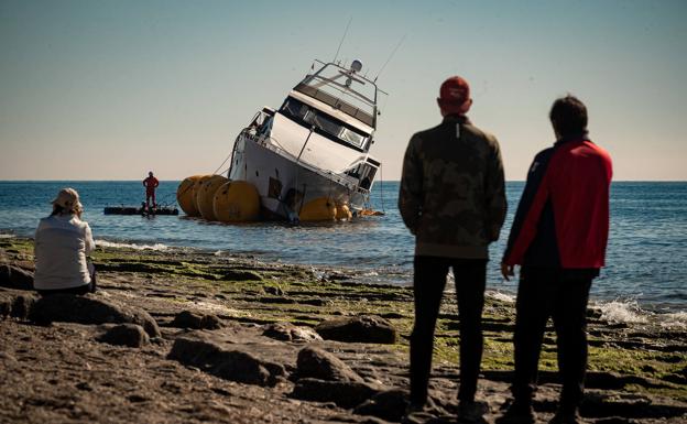 Reflotan el 'megayate' que estaba varado en la playa de Carchuna