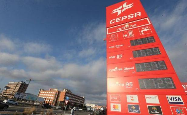 Los precios de la gasolina y el gasóleo se disparan en el último año con cifras récord