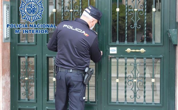 La Policía detiene a dos ladrones escondidos en un piso del distrito Norte