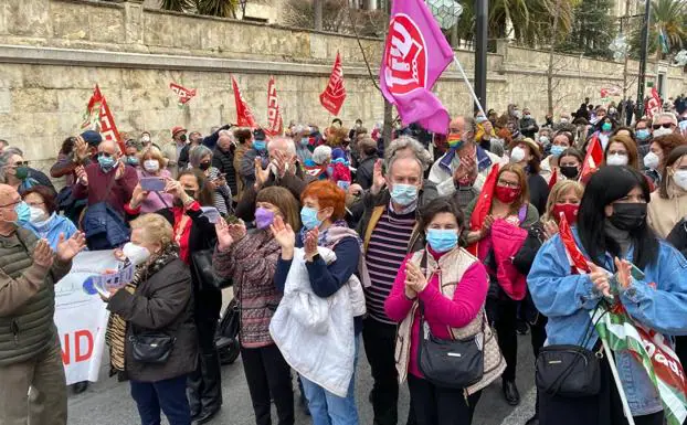 Granada se echa a la calle para denunciar el colapso de la sanidad