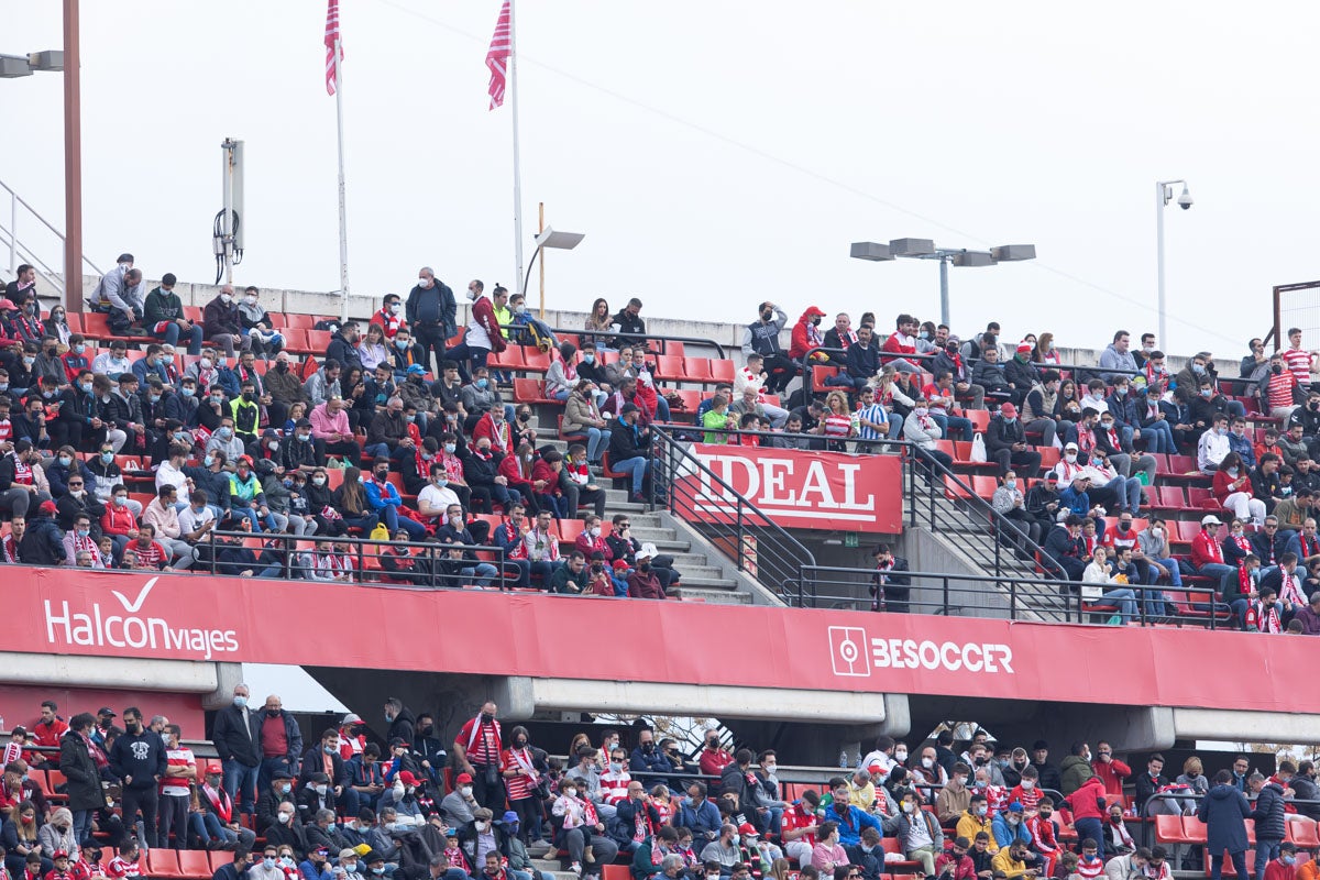 Encuéntrate en la grada de Los Cármenes en el Granada-Villarreal