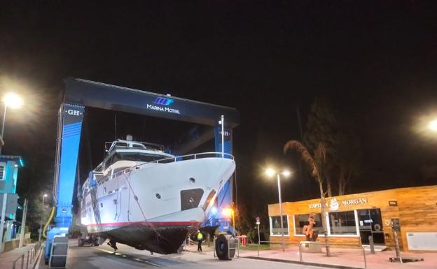 El megayate varado en la playa de Carchuna ya está en depósito