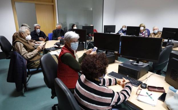 Una amplia red de voluntarios lucha en Almería contra la vulnerabilidad digital