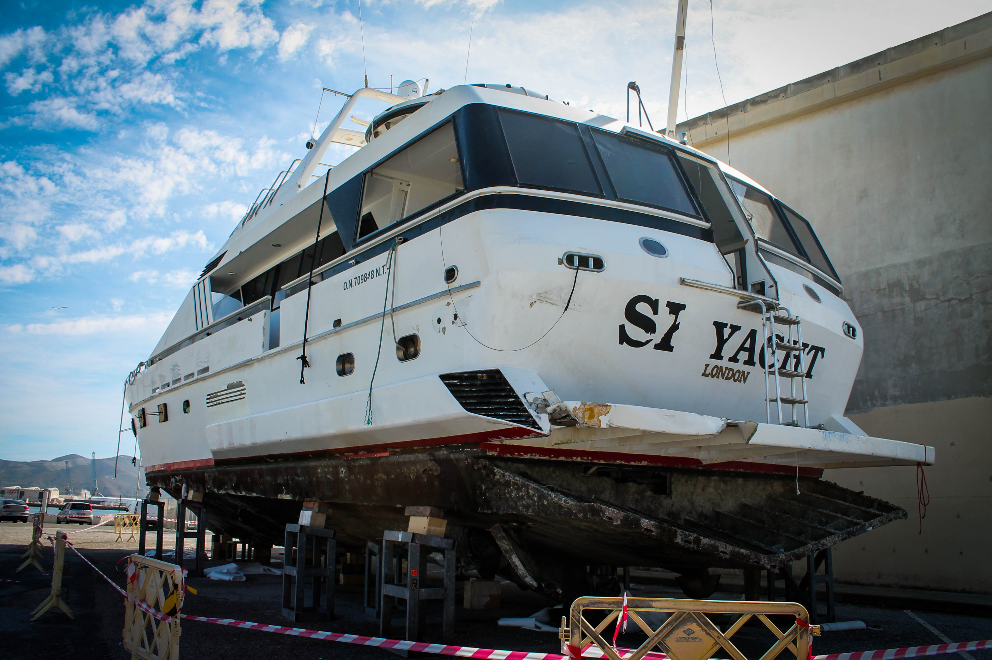 Así es por dentro el yate que encalló en Carchuna