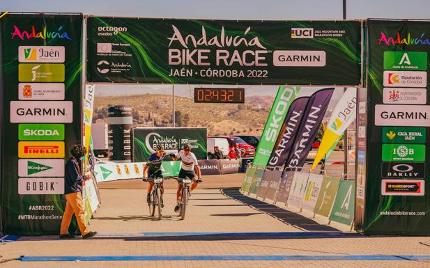 Seewald y Stosek ganan en Jaén y son los primeros líderes de Andalucía Bike Race