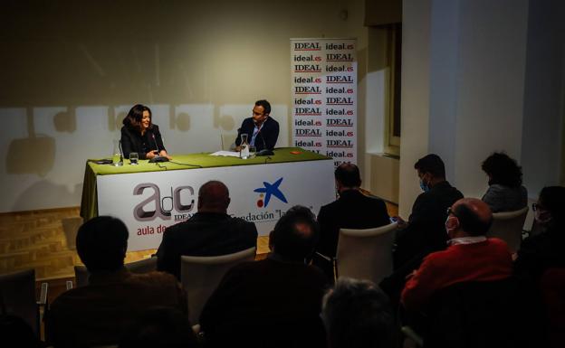 La columnista Rosa Belmonte disecciona con humor el presente de España en el Aula de Cultura