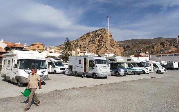 Calahonda refuerza el control para evitar que las caravanas acampen en la playa