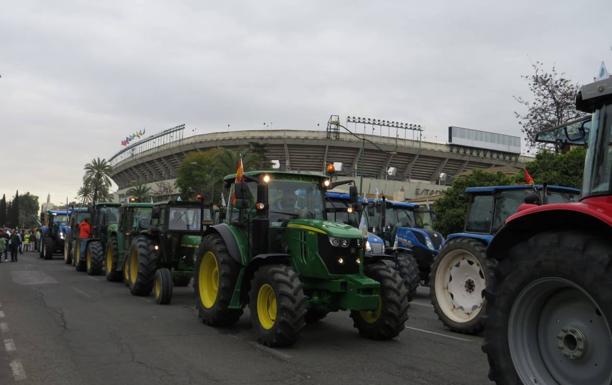 Sevilla se llena de tractores para defender el futuro de los agricultores