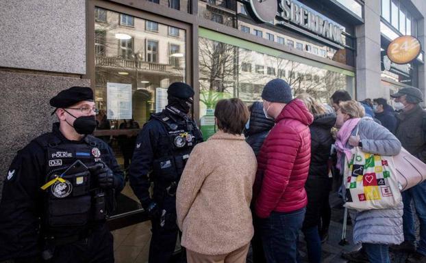 La banca rusa limita la operativa a sus clientes en el extranjero