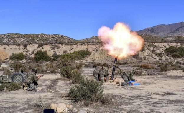 El campo de adiestramiento de La Legión recibe una práctica experimental de tiro con mortero