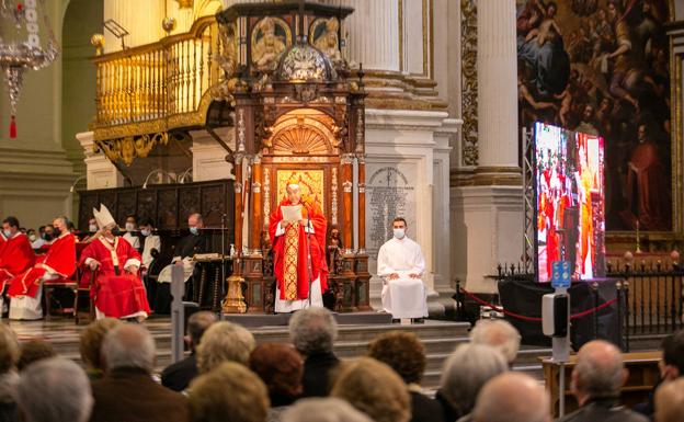El altar mayor de la Catedral recibe las reliquias de 16 nuevos beatos