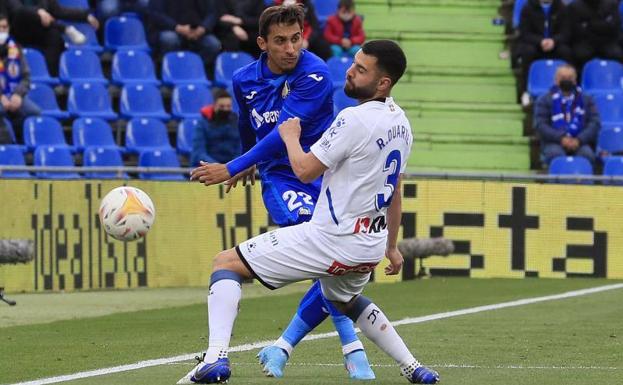 El Getafe empata con uno menos al Alavés, que queda a tres puntos