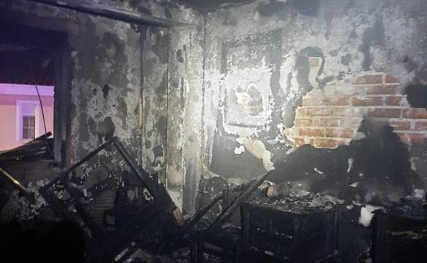 Mueren una mujer y su hijo en el incendio de una vivienda en Cáceres