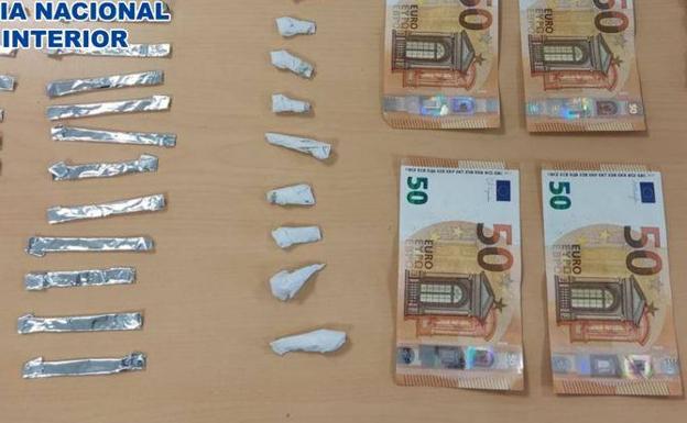 Sorprenden en Motril a un varón dentro de un coche cuando traficaba con cocaína y heroína