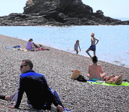 La Costa Tropical prepara sus playas para Semana Santa «como si fuera verano»