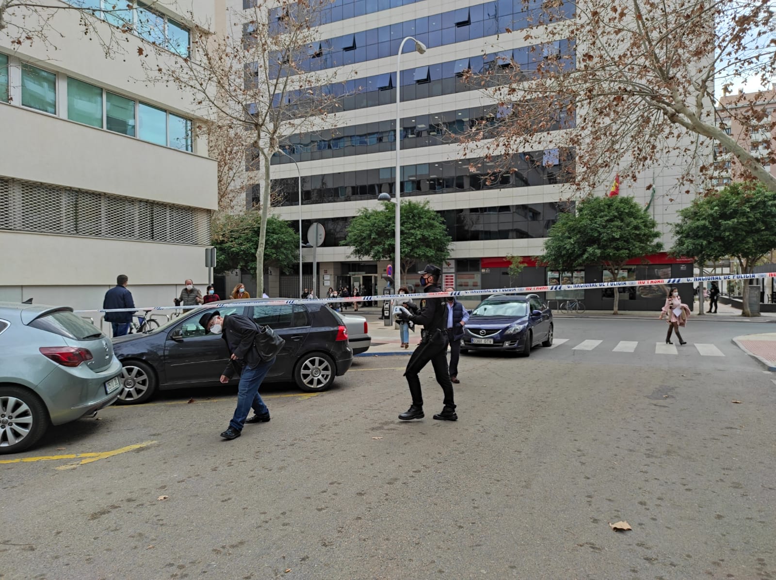 Una granada de mano antigua obliga a paralizar el centro administrativo de Almería durante casi una hora