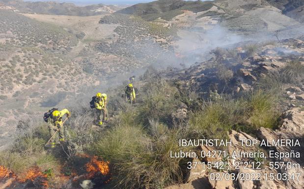 Un incendio forestal calcina dos hectáreas de matorral en la Rambla El Aljibe de Lubrín