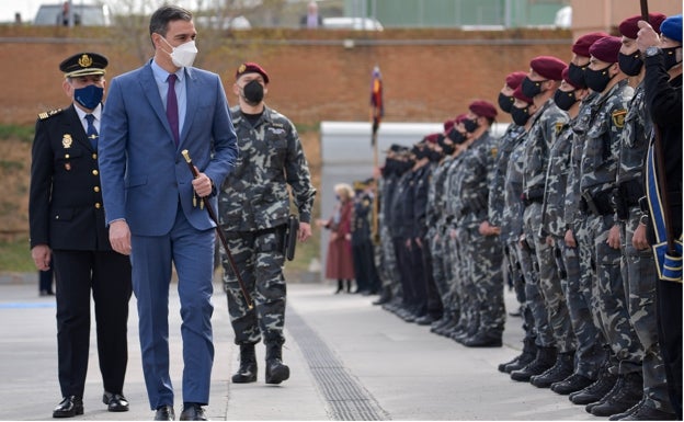 Sánchez salva la unidad del Gobierno y Podemos paga la factura del envío de armas