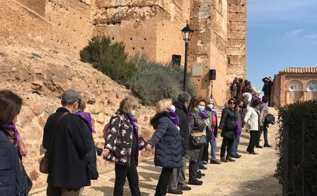 300 personas, entre ellas algunos turistas, abrazan el castillo de Baños por la igualdad