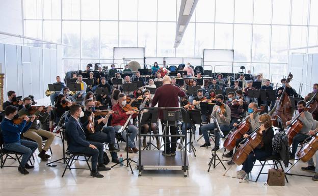 'Flores para Concha', el homenaje de la OCAL y 'Un nuevo renacer' a todas las mujeres