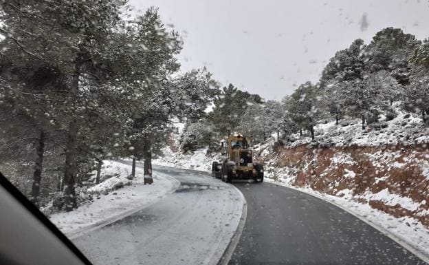 La nieve obliga a cortar las carreteras de Las Menas y del Alto de Velefique