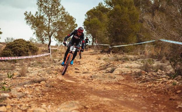 Un pinchazo aparta a David Valero del podio en La Nucía