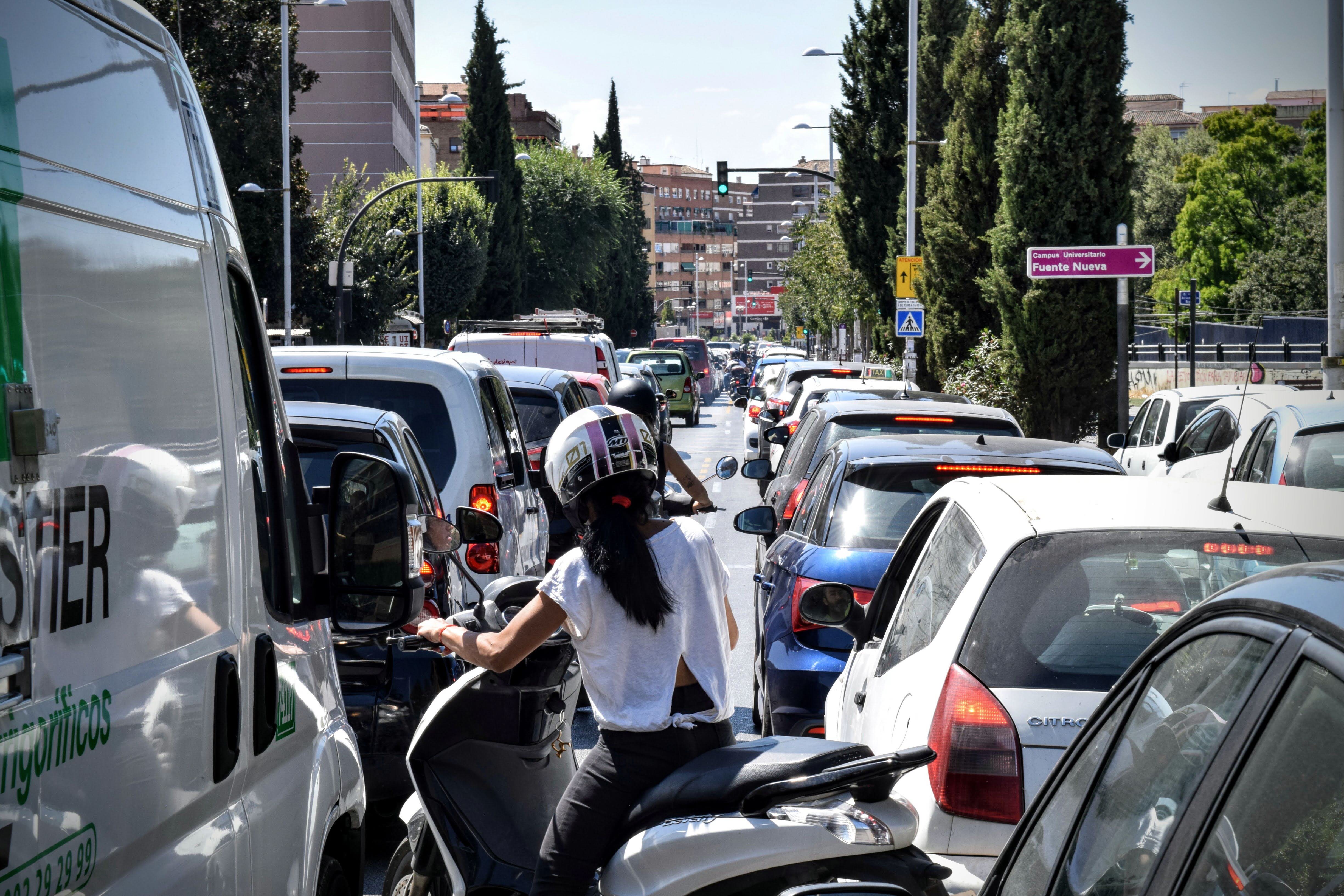 La multa de hasta 200 euros de la DGT por sujetar el móvil que llega este marzo