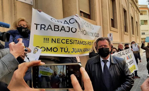 El exalcalde de Linares, Juan Fernández, acude a juicio con «absoluta tranquilidad»