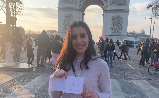 Encuentran en París una tarjeta SD perdida hace años y la devuelven a su dueña de Granada