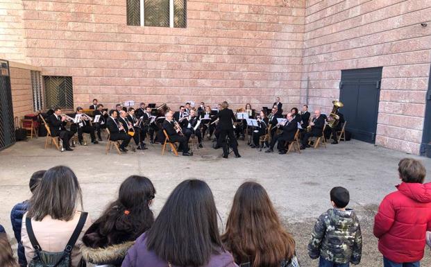 La Banda Municipal de Jaén llena música y 'hechicería' el edificio Moneo