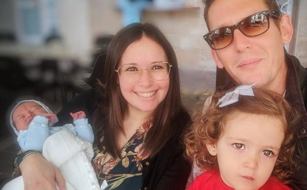 «Estamos muy contentos y ahora liados con los preparativos del bautizo»