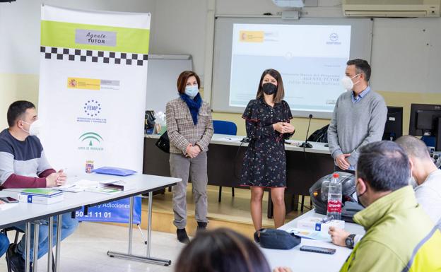 Una veintena de policías locales se forman en la prevención de adicciones en menores