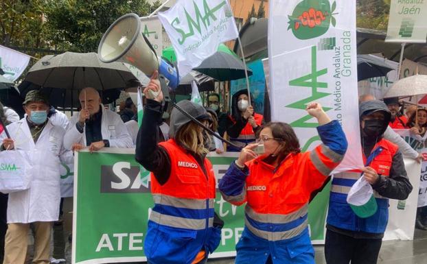 Los médicos alertan en Granada de que la atención primaria «se hunde» y piden diez minutos por consulta