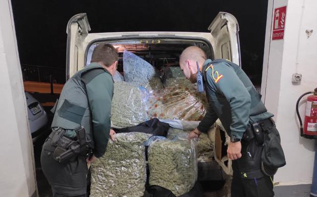 Cazado con 98 kilos de marihuana en su furgoneta en la A-92 en Loja