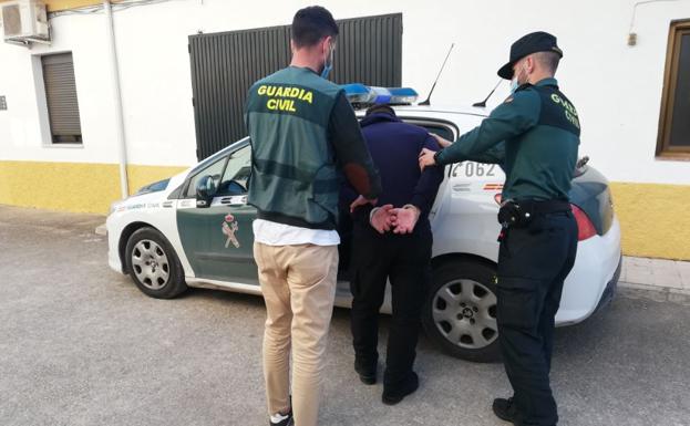 La Guardia Civil detiene a cinco jóvenes por robar en cortijos