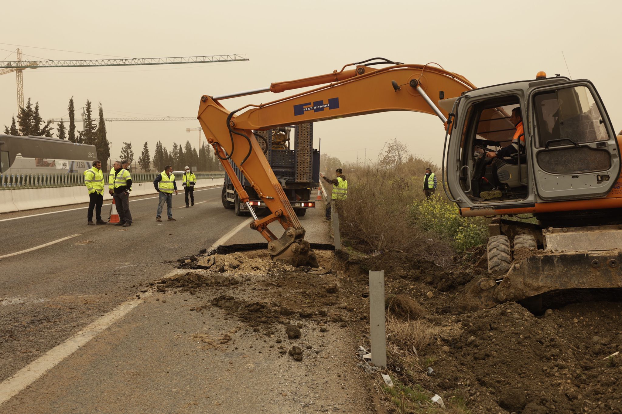 Un socavón en el andén mantendrá cortada la A-92G durante diez días en dirección Santa Fe