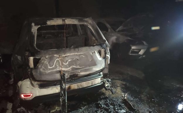 Arden dos coches en una nave de Mengíbar