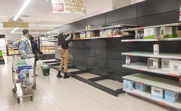 Los piquetes de camioneros siguen activos y empiezan a escasear productos frescos