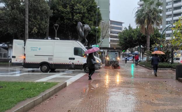 Los servicios de limpieza se echan a las calles para acabar con el polvo del Sáhara