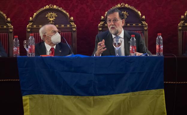 Rajoy llena la Facultad de Derecho con la presentación de 'Política para adultos'