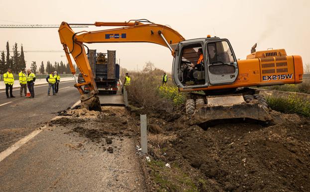 Técnicos analizarán el hundimiento de la A-92, en la zona donde se instaló una tubería
