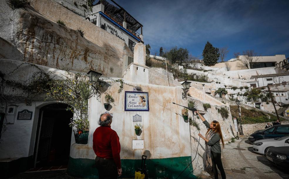 Operación blanquear el Sacromonte contra el polvo sahariano