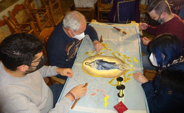 Mano de obra cofrade para la bandera concepcionista del Nazareno