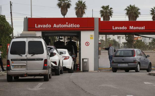 Los autolavados de coches viven su agosto tras el paso de la calima