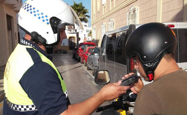 La DGT limita a cero el consumo de alcohol en menores que lleven moto, bici o patinete