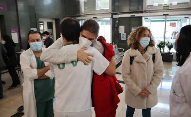 Sanitarios de Granada salvan la vida a un paciente covid 'sustituyendo' sus pulmones