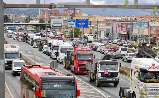 La huelga provoca problemas de circulación en la Circunvalación de Granada
