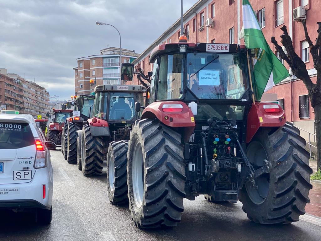 Decenas de tractores de toda la provincia entran en Granada en apoyo a la protesta de los camioneros