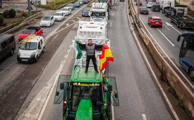 Los camioneros redoblan el pulso al Gobierno con apoyo del campo