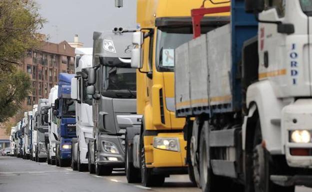 Los piquetes actúan de nuevo contra los transportistas que no secundan el paro